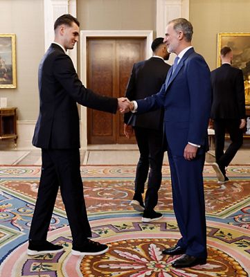 el rey felipe vi recibe a los campeones de europa