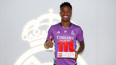 Vini Jr. recoge el premio Jugador Cinco Estrellas Mahou de abril