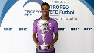 Vini Jr. recibe el Trofeo EFE al Mejor Jugador Iberoamericano de 2022