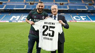 Benzema: ovación del Bernabéu y camiseta de recuerdo para el presidente