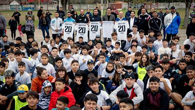 Solari visita las escuelas de Argentina en el vigésimo aniversario del primer proyecto internacional
