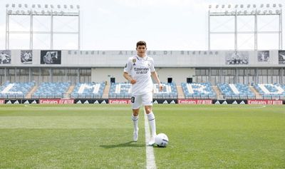 fran garcía posó con la camiseta del real madrid
