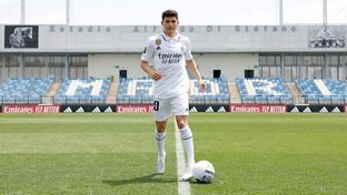 Fran García posa con la camiseta del Real Madrid