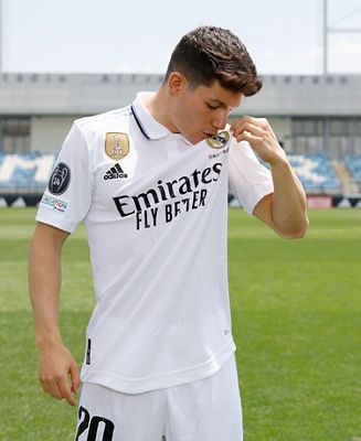 fran garcía posó con la camiseta del real madrid