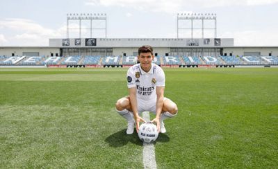 fran garcía posó con la camiseta del real madrid
