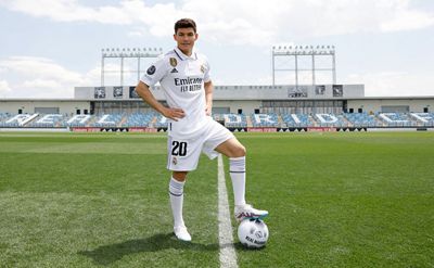 fran garcía posó con la camiseta del real madrid