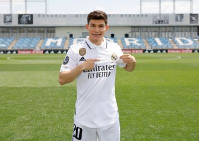fran garcía posó con la camiseta del real madrid