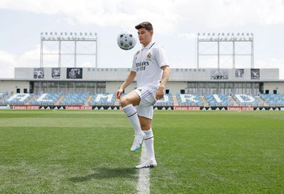 fran garcía posó con la camiseta del real madrid