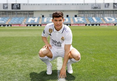 fran garcía posó con la camiseta del real madrid