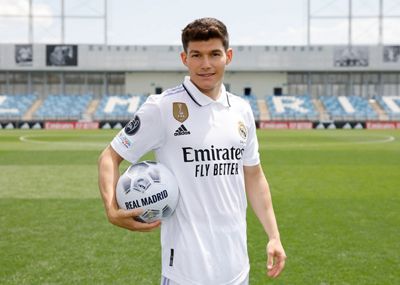 fran garcía posó con la camiseta del real madrid