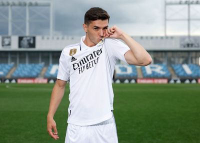 brahim díaz posó con la camiseta del real madrid