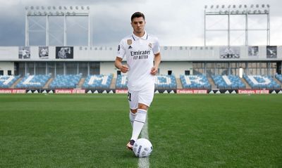 brahim díaz posó con la camiseta del real madrid