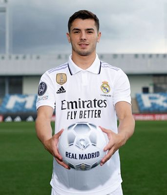 brahim díaz posó con la camiseta del real madrid