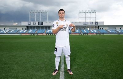 brahim díaz posó con la camiseta del real madrid