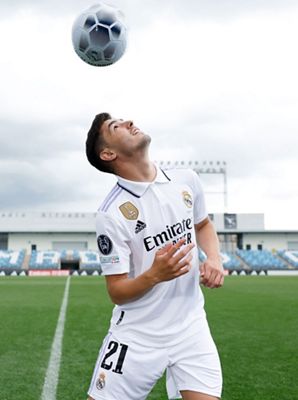 brahim díaz posó con la camiseta del real madrid