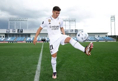 brahim díaz posó con la camiseta del real madrid