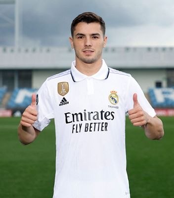 brahim díaz posó con la camiseta del real madrid