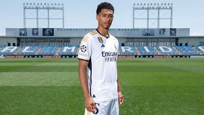 Bellingham poses in Real Madrid shirt