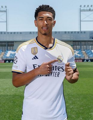 Bellingham poses in Real Madrid shirt