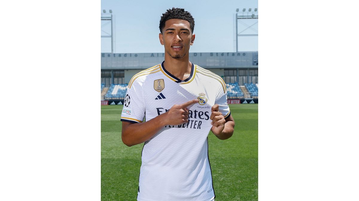 Bellingham poses in Real Madrid shirt