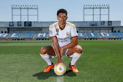 Bellingham poses in Real Madrid shirt