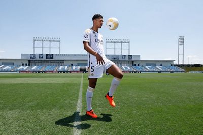 Bellingham poses in Real Madrid shirt