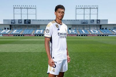 bellingham posó con la camiseta del real madrid