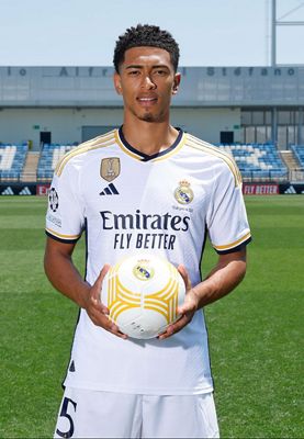 bellingham posó con la camiseta del real madrid