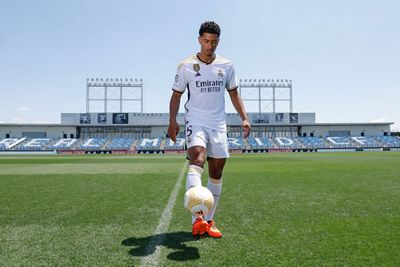 bellingham posó con la camiseta del real madrid
