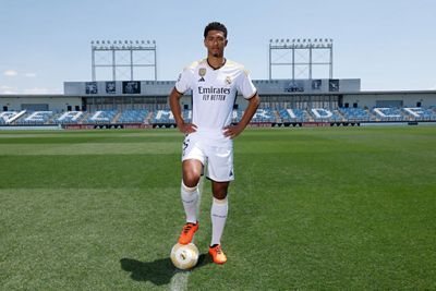 Bellingham poses in Real Madrid shirt