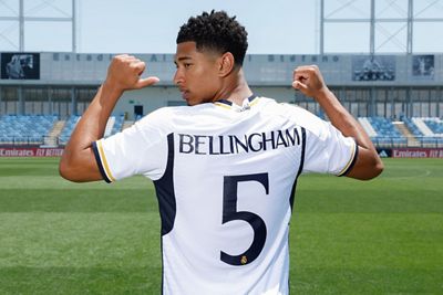 bellingham posó con la camiseta del real madrid
