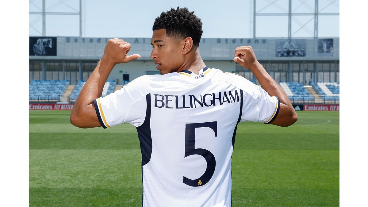 Bellingham poses in Real Madrid shirt