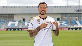 Joselu poses with the Real Madrid jersey
