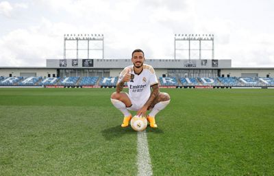 Joselu poses with the Real Madrid jersey