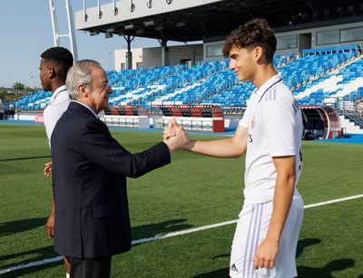 el presidente con el castilla antes de la final por el ascenso