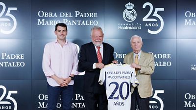 Casillas participa en la celebración del 20º aniversario de la escuela de Argentina