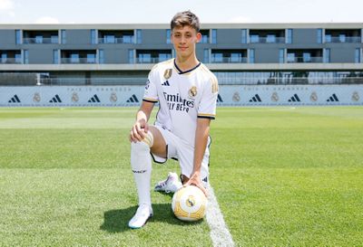 arda güler posó con la camiseta del real madrid