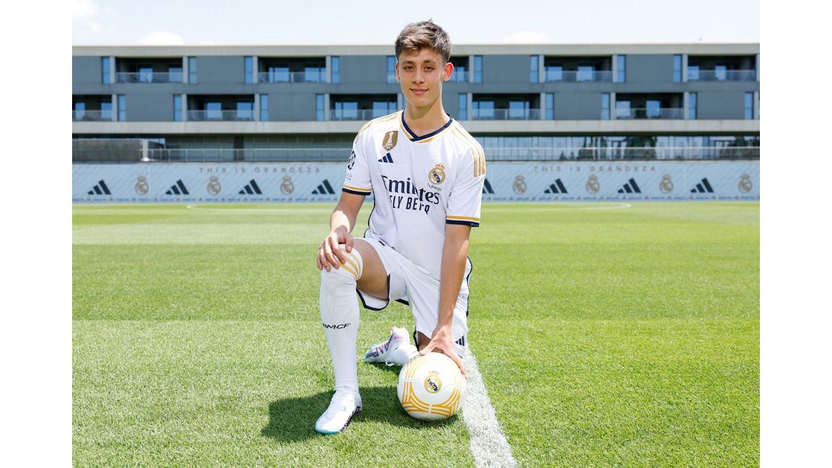 Arda Güler poses in Real Madrid shirt