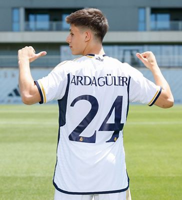 arda güler posó con la camiseta del real madrid