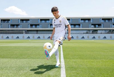 arda güler posó con la camiseta del real madrid