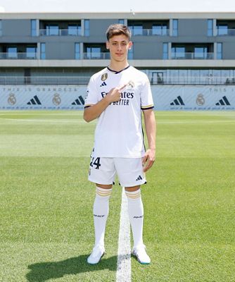 arda güler posó con la camiseta del real madrid