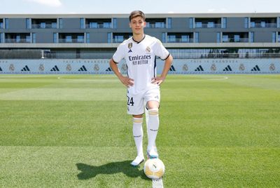 arda güler posó con la camiseta del real madrid