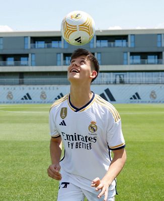 arda güler posó con la camiseta del real madrid