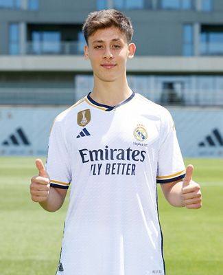arda güler posó con la camiseta del real madrid
