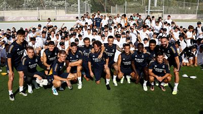 El primer equipo, con los niños de los Campus de la Fundación Real Madrid