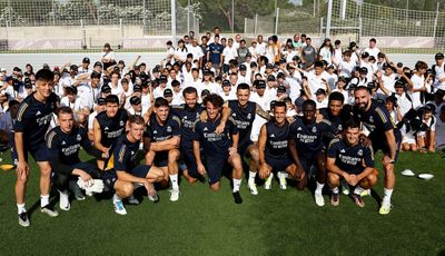 el primer equipo con los niños de los campus de la fundación real madrid
