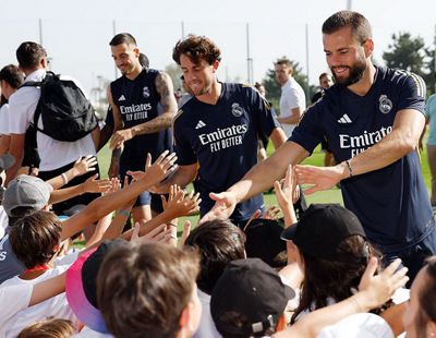 el primer equipo con los niños de los campus de la fundación real madrid