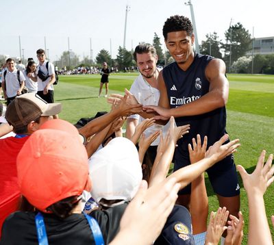el primer equipo con los niños de los campus de la fundación real madrid