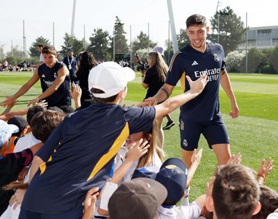 el primer equipo con los niños de los campus de la fundación real madrid