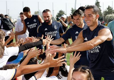 el primer equipo con los niños de los campus de la fundación real madrid